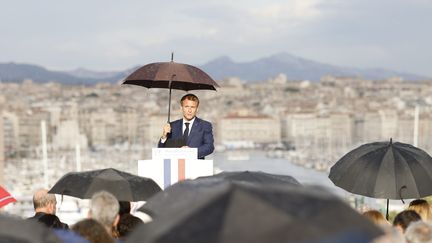 Emmanuel Macron se protège d'une averse lors de son discours à Marseille, le 2 septembre 2021. (MAXPPP)