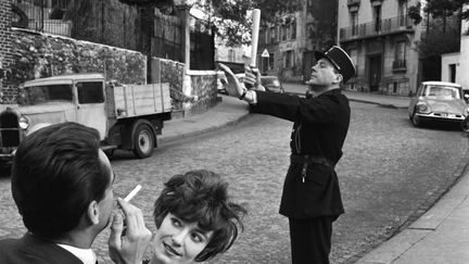 Un gendarme en action à Paris, le 31 octobre 1960. (GETTY IMAGES)