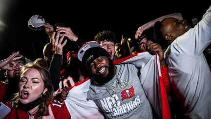 Des supporters du Tampa Bay Buccaneers, célèbrent la victoire de leur équipe de football américain lors de la finale du Super Bowl à Tampa, aux Etats-Unis, le dimanche 7 février 2021. (CHANDAN KHANNA / AFP)