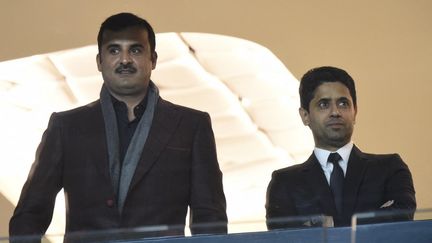 L'émir du Qatar&nbsp;Tamim ben Hamad Al Thani, propriétaire du PSG, aux côtés de&nbsp;Nasser Al-Khelaifi, le président du club, au Parc des Princes.&nbsp; (MIGUEL MEDINA / AFP)