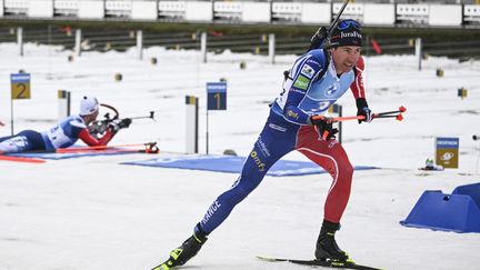 Le Français Quentin Fillon Maillet lors du relais d'Oberhof, le 18 février 2023. (TOBIAS SCHWARZ / AFP)