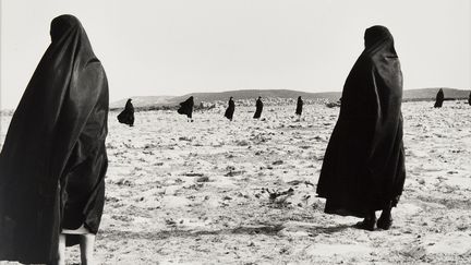 L’œuvre de Shirin Neshat, photos et vidéos, explore la façon dont les hommes et les femmes sont séparés dans les sociétés musulmanes. Elle s’intéresse à la politisation de l’espace public et au confinement du désir personnel à la sphère privée. L’exposition réunit une collection d’œuvres de l’artiste iranienne qui abordent ces thèmes en relation avec le corps. D’un côté, le corps féminin occulté par le tchador. Aussi le corps "en désordre", qui s’offre comme texte graphique. Ou le corps comme lieu où s’inscrit l’histoire, avec la série réalisée à partir du classique persan, "Le Livre des rois ". Ici, Série Extasis, 1999, photo Larry Barns Courtesy Jérôme de Noirmont, Paris
 (Shirin Neshat)