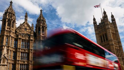 Un bus passe devant le palais de Westminster à Londres, le 14 juin 2024. (BENJAMIN CREMEL / AFP)