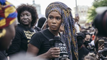 Assa Traoré, la soeur d'Adama Traoré, lors d'une manifestation contre les violences policières, devant le Tribunal de grande instance de Paris, le 2 juin 2020. (YANN CASTANIER / HANS LUCAS)