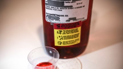 Une bouteille de 500 ml d'oxycodone liquide, un antalgique&nbsp;opioïde. (EVA HAMBACH / AFP)