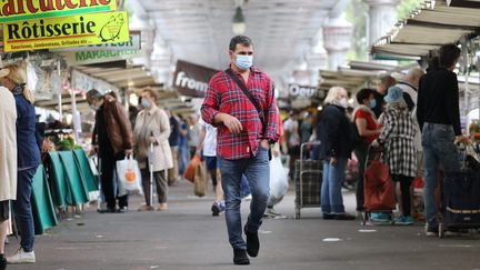 Les clients du marché de Grenelle font leurs courses tous les mercredis et dimanches, masqués ou non. (ARNAUD JOURNOIS / MAXPPP)