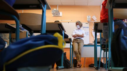 Une professeure dans sa classe, à Rennes. Photo d'illustration. (VINCENT MICHEL / LE MENSUEL / MAXPPP)