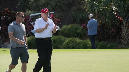 Le président américain Donald Trump sur le Trump International Golf de Mar-a-Lago, en Floride (Etats-Uni), le 29 décembre 2017. (NICHOLAS KAMM / AFP)