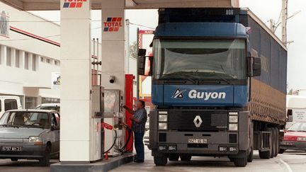 La Fédération nationale des transporteurs routiers&nbsp;craint des faillites en raison de la hausse du prix des carburants&nbsp;(photo d'illustration). (JEAN-LOUP GAUTREAU / AFP)