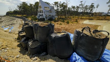 Une maison abandonnée en raison du tsunami provoqué par le séisme&nbsp;sur la côte de la ville de Futaba, à Fukushima (Japon), le 10 mars 2021. (KAZUHIRO NOGI / AFP)