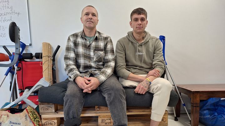 Oleh, 47 ans, a sauté sur une mine fin 2022 (à gauche) et Sasha, 28 ans, blessé en février derniers dans un combat rapproché à Avdiivka, dans l’Est de l’Ukraine. (SEBASTIEN BAER / FRANCEINFO / RADIO FRANCE)