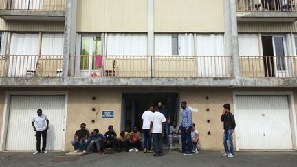 Depuis le 5 juin 2016, vingt-cinq&nbsp;Soudanais et Afghans cohabitent en bonne intelligence dans cet immeuble de Naintré (Vienne).&nbsp; (JULIE RASPLUS / FRANCEINFO)