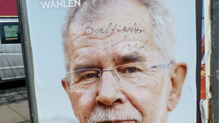 Alexander van der Bellen, né le 18 janvier 1944 à Vienne, apparaît sur cette affiche comme un personnage sympathique et réfléchi. A la télévision, quand on lui pose une question, il lui arrive de dire: «Laissez-moi réfléchir». Il se tait. Et répond au journaliste au bout de cinq secondes, une éternité au petit écran… Ce député, ancien professeur d’université en économie à la retraite, est entré en politique sur le tard en 1997 chez les Verts, dont il fut le porte-parole jusqu’en 2008. Visiblement, sa candidature ne plaît pas à tout le monde. Sur le graffiti écrit à la main sur plusieurs affiches près du Parlement de Vienne, on peut lire : «Baltischer Jud», «juif baltique». Sa famille, issue de la bourgeoisie russe avec des ascendances néerlandaises, avait fui la révolution soviétique en se réfugiant en Estonie. S’il ne s’agit en aucun cas de généraliser, ce graffiti montre que les vieux démons antisémites et xénophobes n’ont pas totalement disparu en Autriche. Malgré le nazisme... Le parti FPÖ de son adversaire, Norbert Hofer, a souvent été taxé d’antisémitisme avant de modérer son discours. (photo prise le 8 mai 2016). (FTV - Laurent Ribadeau Dumas)