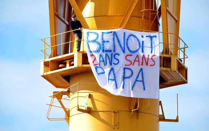 Un homme est perch&eacute; au haut d'une grue pour r&eacute;clamer le droit de voir son fils de 2 ans, &agrave; Nantes (Loire-Atlantique), le 15 f&eacute;vrier 2013. (FRANK PERRY / AFP)