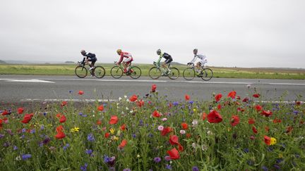  (Le peloton traverse la France du nord vers l'est © REUTERS/Jacky Naegelen)