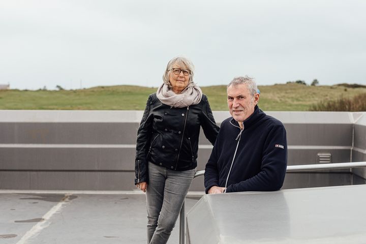 Une habitante du littoral, Martine Bouffay, et son mari sur le toit de leur maison, le 11 mars 2020 à Gouville-sur-Mer (Manche). (PIERRE MOREL / FRANCEINFO)