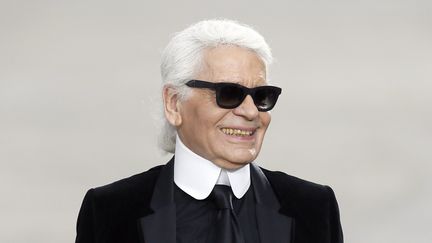 Le couturier allemand Karl Lagerfeld lors d'un défilé Chanel, à Paris, le 1er octobre 2013. (PATRICK KOVARIK / AFP)