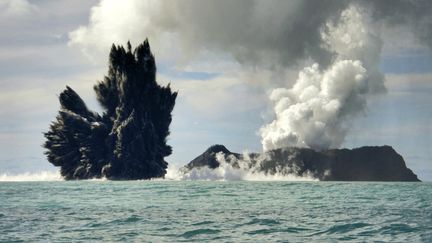 Eruption du volcan sous-marin de l'&icirc;le des Tonga Hunga Ha'apai, le 18 mars 2009 dans l'oc&eacute;an Pacifique. Le plus grand volcan du monde, lui, serait&nbsp;tapi au c&oelig;ur de la cha&icirc;ne de montagnes sous-marine Shatsky Rise. ( REUTERS)