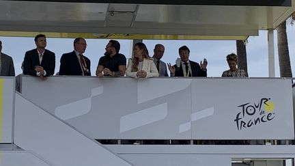 Le maire de Nice, Christian Estrosi, le ministre de l'Education nationale, Jean-Michel Blanquer,&nbsp; le souverain Albert II de Monaco et d'autres personnalités avant la présentation des équipes de coureurs du Tour de France, le samedi 29 août 2020, à Nice. (JOHAN ROUQUET)