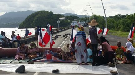 Un barrage monté par des Mahorais lors de la grève générale de 2018 à Mayotte (photo d'illustration). (LAURENT MACCHIETTI / RADIO FRANCE)