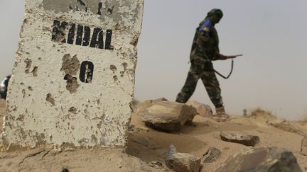 Un soldat malien patrouille sur une route pr&egrave;s de Kidal (Mali), o&ugrave; les deux journalistes fran&ccedil;ais de RFI ont &eacute;t&eacute; assassin&eacute;s le 2 novembre 2013. (KENZO TRIBOUILLARD / AFP)