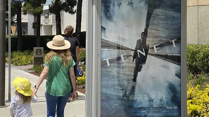 Une affiche annonçant la sortie du film "Tenet", le 27 juin 2020 à Los Angeles (Etats-Unis). (ANTHONY MCCARTNEY / AP / SIPA)