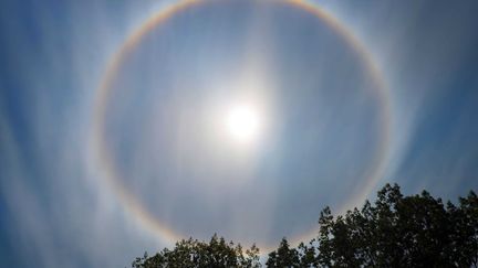 L'humidit&eacute; et les rayons du soleil combin&eacute;s forment un arc-en-ciel sur 360&deg;, appel&eacute; halo solaire, &agrave; Vancouver, dimanche 15 juillet 2012. (HELLER MIKE/CATERS NEWS AGENCY/SIPA)