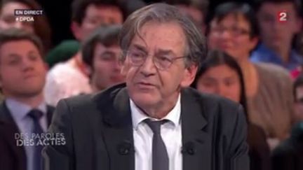 Le philosophe Alain Finkielkraut sur le plateau de "Des Paroles et des Actes", jeudi 21 janvier 2016.&nbsp; (FRANCE 2)