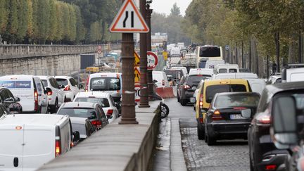 Un embouteillage, quai des Tuileries, à Paris, le 13 octobre 2016. (FRANCOIS GUILLOT / AFP)