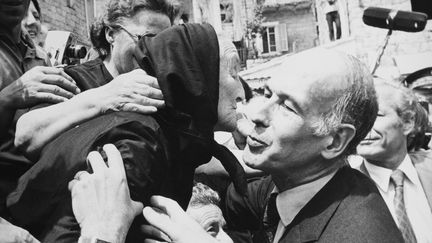 Valéry Giscard d'Estaing, président de la République, prenant un bain de foule en Corse, le 8 juin 1978. (KEYSTONE-FRANCE / GAMMA-KEYSTONE/Gettyimages)