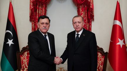 Poignée de mains entre le chef du gouvernement libyen Fayez al-Sarraj (à gauche) et le président turc Recep Tayyip Erdogan lors d'une réunion à Istanbul le 20 février 2020. (MURAT CETINMUHURDAR / TURKISH PRESIDENTIAL PRESS SERVI)