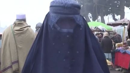 En Afghanistan, les femmes sont soumises à de plus en plus de restrictions. Désormais, les femmes battues du pays n'ont que très peu de recours pour fuir un mari violent. (FRANCEINFO)