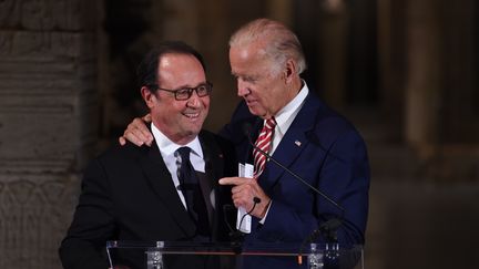 Quand Joe Biden plaisante avec François Hollande sur son retard avant un discours