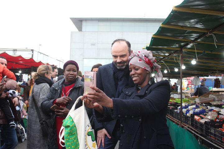 Edouard Philippe à la rencontre des habitants, le 15 février 2020, sur un marché du Havre. (CLEMENT PARROT / FRANCEINFO)