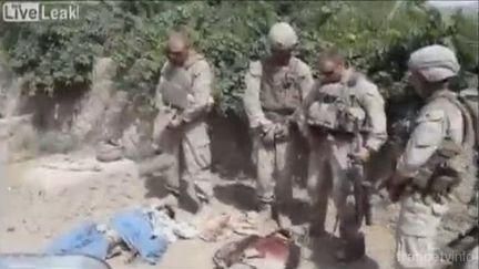 Capture d'&eacute;cran de la vid&eacute;o montrant des marines am&eacute;ricaines en train d'uriner sur des cadavres d'insurg&eacute;s afghans, diffus&eacute;e le 11 janvier 2012 sur internet.&nbsp; (FTVI)