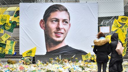 Le portrait du footballeur argentin Emiliano Sala devant le stade de la Beaujoire&nbsp;à Nantes (Loire-Atlantique), le 8 février 2019.&nbsp; (LOIC VENANCE / AFP)