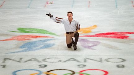 Le patineur français Philippe Candeloro salue le public après son programme libre de la finale olympique de patinage artistique, à Nagano (Japon), le 14 février 1998. (ERIC FEFERBERG / AFP)