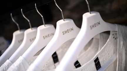 Des ceintres de la chaîne de fast-fashion Shein. (CHRISTOPHE ARCHAMBAULT / AFP)