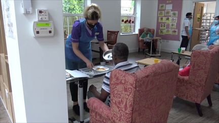 Les personnels des "Care Homes" britanniques se plaignent de ne pas avoir assez d'équipements de protection, comme ici à Ruislip, au nord de Londres. (GILLES GALLINARO / RADIO FRANCE)