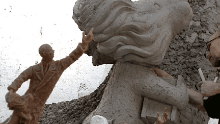 Pascal Jacquet, sculpteur de la statue de Saint-Exupéry, au travail
 (France 3 / Culturebox)