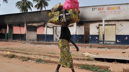 qui s'étend sur quelques kilomètres carrés à peine, compte quatre clubs de boxe, une discipline très populaire chez les jeunes, avec le foot et le judo. Mais depuis le début de la deuxième guerre civile centrafricaine en décembre 2012, au fil des années, ils ont baissé le rideau comme la plupart des commerces et des mosquées. Autrefois, ce quartier était le poumon économique de la capitale, avec ses étals colorés remplis de marchandises et ses bars animés. Les habitants ont pris l'habitude de vivre retranchés chez eux, le silence s'est installé, la peur aussi.  (ISSOUF SANOGO / AFP)