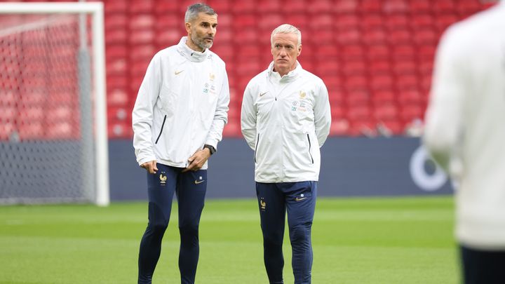 Cyril Moine et Didier Deschamps lors d'un entraînement de l'équipe de France à Copenhague, le 24 septembre 2022. (MAXPPP)