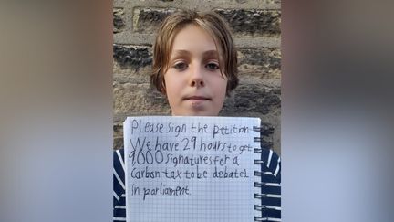 Photo de Jude Walker postée sur son compte Twitter&nbsp;@CarbonTaxWalk, le 16 août 2021. (CAPTURE D'ÉCRAN)