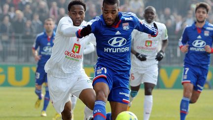 Tripy Makonda (Brest) à la lutte avec Alexandre Lacazette (Lyon)