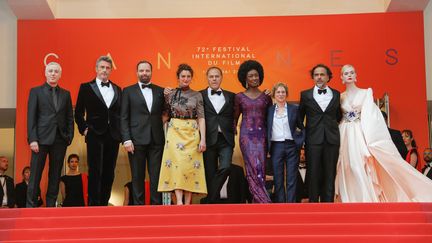 Le jury du 72e festival de Cannes (Robin Campillo, Pawel Pawlikowski, Yorgos Lanthimos, Alice Rohrwacher, Enki Bilal, Maimouna N'Diaye, Kelly Reichardt, le président Alejandro Gonzalez Iñarritu, Elle Fanning), le 14 mai 2019, soir de la cérémonie d'ouverture, en haut des marches du palais des festivals (HAEDRICH JEAN-MARC/LAURENT VU / SIPA)