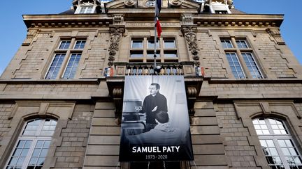 Une affiche en hommage à Samuel Paty sur la façade de la mairie de Conflans-Saint-Honorine. (THOMAS COEX / AFP)