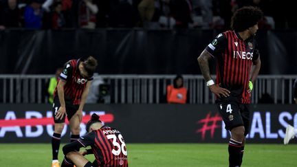 Les Niçois après leur élimination en quart de finale retour de la Ligue Europa conférence contre le FC Bâle, le 20 avril 2023. (VALERY HACHE / AFP)