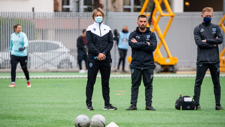 L'entraîneure de l'équipe féminine du PFC Sandrine Soubeyrand et son staff lors d'un entraînement, le 1er mai 2021. (ANTOINE MASSINON / AFP)