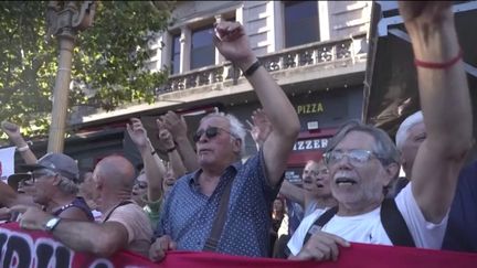 En Argentine, la situation est tendue entre les pro et les anti Javier Milei, le nouveau  président ultra-libéral du pays. De violents affrontements se multiplient entre manifestants et forces de l’ordre, à la suite des projets de lois adoptés au Congrès.