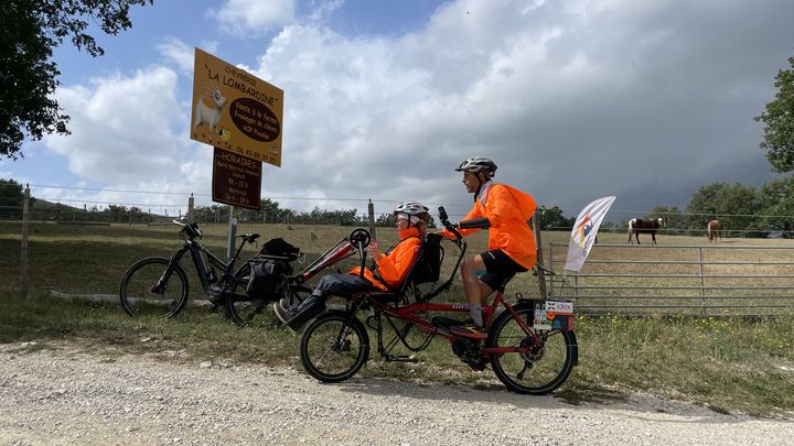 Chloé et Grégory Cuilleron arrivent à la ferme tenue par Corinne Deperrois lors de la 3e étape du raid DynamiGo, le 18 septembre 2023. (Clément Mariotti Pons)